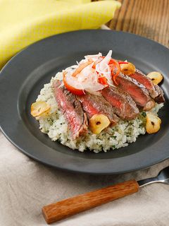 イタリアンステーキでガーリックライス丼-レシピのメイン写真