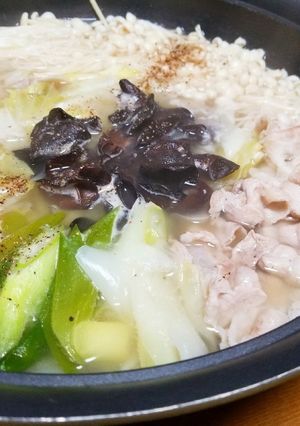 〆は麺で♪豚バラときくらげの塩にんにく鍋-レシピのメイン写真