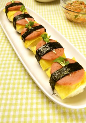 ひな祭りに♪スパム風ソーセージおにぎり-レシピのメイン写真