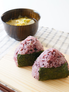 黒紫米おにぎりと生姜味噌汁-レシピのメイン写真