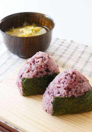 黒紫米おにぎりと生姜味噌汁-レシピのメイン写真