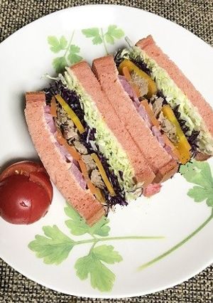 ピンクのビーツパンでカラフルサンド-レシピのメイン写真