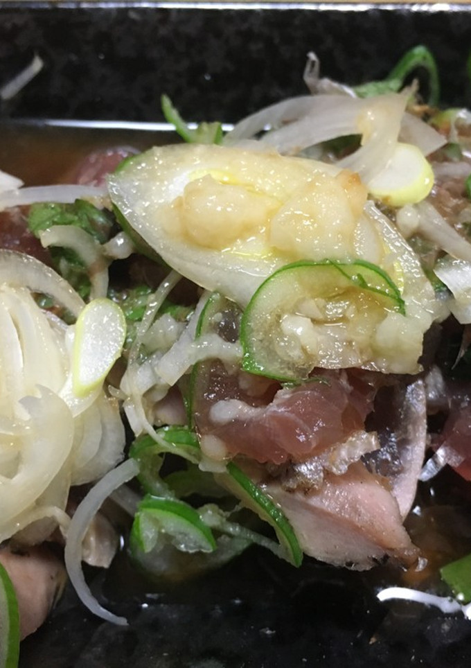 酒のつまみに簡単鰹のタタキ盛り付け-レシピのメイン写真