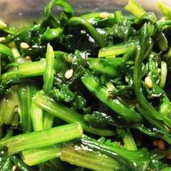A picture of 簡単☆春菊おひたし☆ごま油菊菜大量消費.