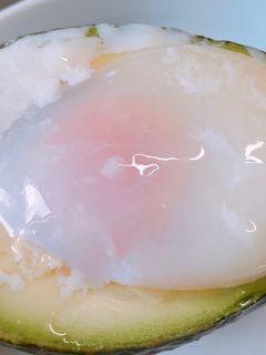 アボカドに!トロける温泉卵をのせて♪-レシピのメイン写真