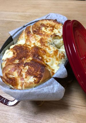 STAUBでチーズベーコンロールパン-レシピのメイン写真