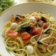 トマトとベーコンとモッツァレラのパスタ