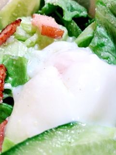 カリカリベーコン温玉のせサラダ-レシピのメイン写真