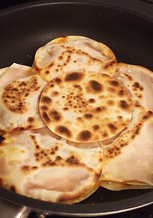 余った餃子の皮でおつまみ春の花ピザ-レシピのメイン写真