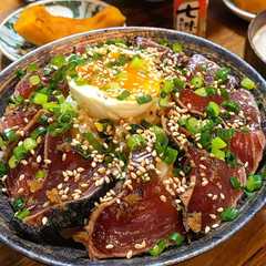 รูปของ 鰹のたたき丼。