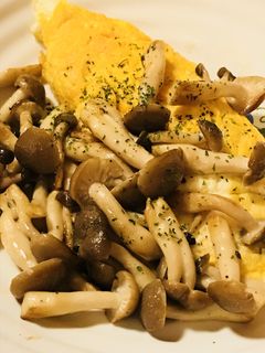 ドサッとしめじのバター炒め添え☆オムレツ-レシピのメイン写真