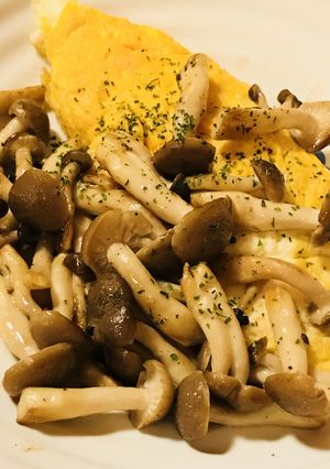ドサッとしめじのバター炒め添え☆オムレツ-レシピのメイン写真