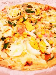 定番ゆで卵入りトマトソースのピザ-レシピのメイン写真