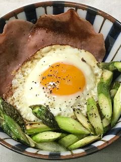 【簡単すぎ!】アスパラハムエッグ丼-レシピのメイン写真