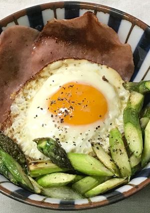 【簡単すぎ！】アスパラハムエッグ丼-レシピのメイン写真