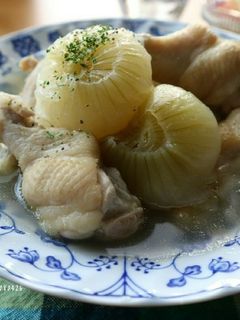 放置で簡単☆新玉ねぎと手羽元のコンソメ煮-レシピのメイン写真