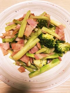 ブロッコリーの茎とベーコンのバター炒め-レシピのメイン写真