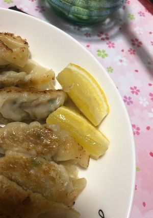 カットレモンを餃子にかける-レシピのメイン写真