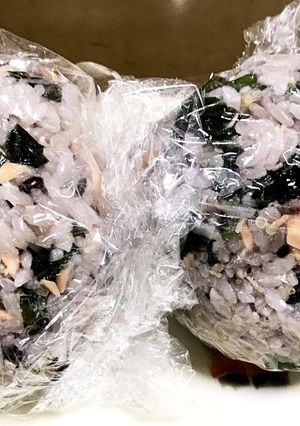 鮭とワカメの雑穀おにぎり-レシピのメイン写真