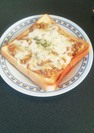 トーストの定番☆納豆チーズトースト-レシピのメイン写真