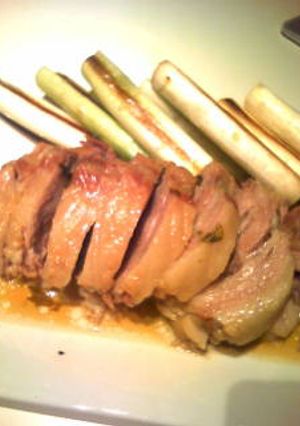 つけあわせに最適　焼きネギ（煮豚添え）-レシピのメイン写真