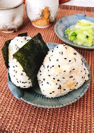 ズボラ気分の朝飯昼飯！味噌クリチおにぎり-レシピのメイン写真