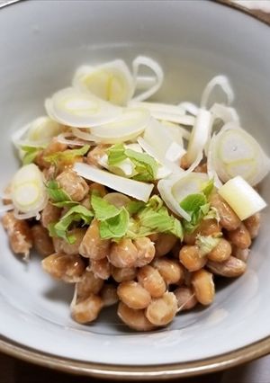 フキノトウを納豆にトッピング-レシピのメイン写真