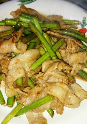 簡単に…豚ばら肉とニンニクの茎の炒め物❣-レシピのメイン写真