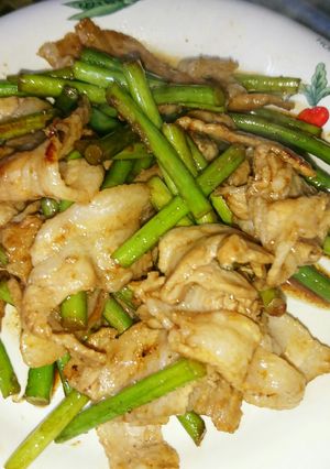 簡単に…豚ばら肉とニンニクの茎の炒め物❣-レシピのメイン写真