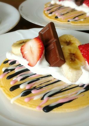苺とバナナで♪薄焼きオープンパンケーキ-レシピのメイン写真