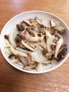 簡単☆しめじと新玉ねぎのツナ炒め-レシピのメイン写真