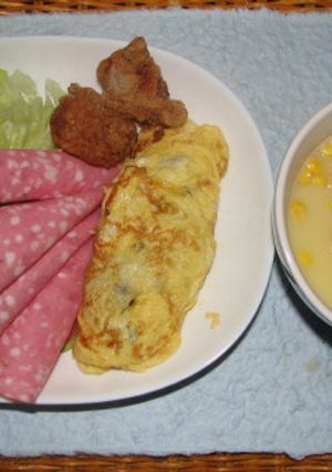 ドライカレー入りオムレツのある朝食-レシピのメイン写真