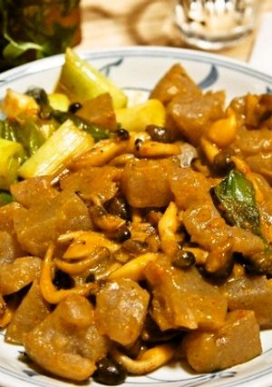 節約料理でお酒の肴♪蒟蒻と葱の辛味噌炒め-レシピのメイン写真