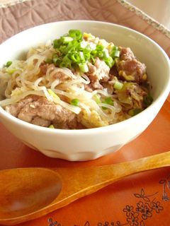 しらたきが主役のすき焼き風卵とじ丼♪-レシピのメイン写真