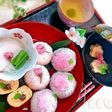梅炊き込みご飯と塩漬け桜のおにぎり♪