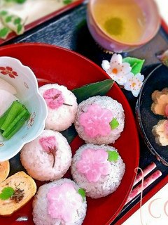 梅炊き込みご飯と塩漬け桜のおにぎり♪-レシピのメイン写真
