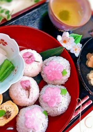 梅炊き込みご飯と塩漬け桜のおにぎり♪-レシピのメイン写真