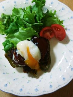 今日の夕飯 温玉のせピーマン詰め-レシピのメイン写真
