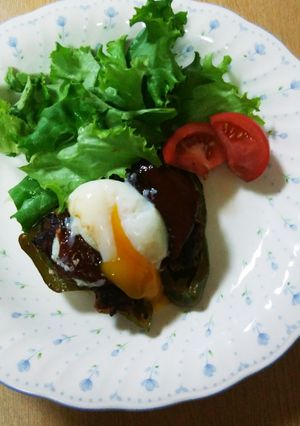 今日の夕飯　温玉のせピーマン詰め-レシピのメイン写真