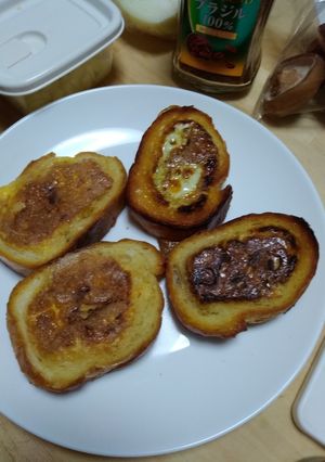 フランスパンをくりぬいて玉子と一緒に焼く-レシピのメイン写真