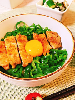 ピーマンと豚ロースの照り焼き月見丼☆-レシピのメイン写真