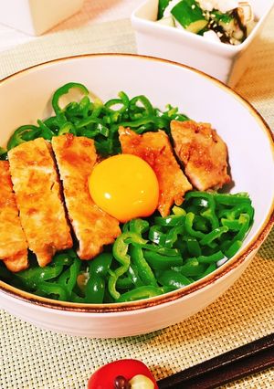ピーマンと豚ロースの照り焼き月見丼☆-レシピのメイン写真