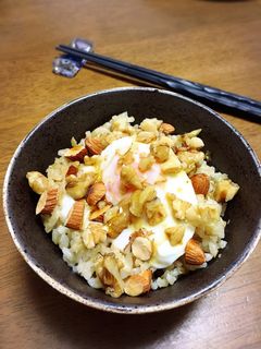 ナッツたっぷり♪温玉丼-レシピのメイン写真