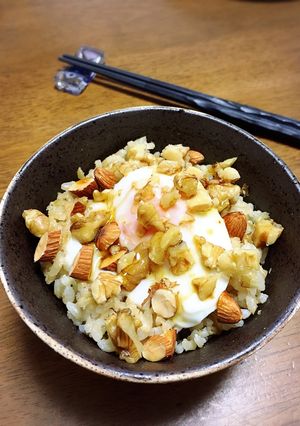 ナッツたっぷり♪温玉丼-レシピのメイン写真