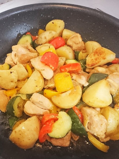 香草風味!鶏肉とじゃがいもの洋風炒め物-レシピのメイン写真