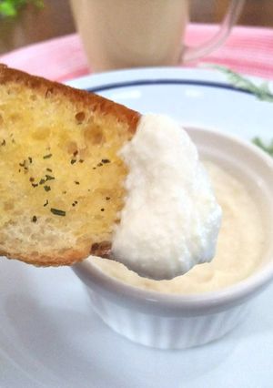 ガーリックトーストにお豆腐だけディップ-レシピのメイン写真