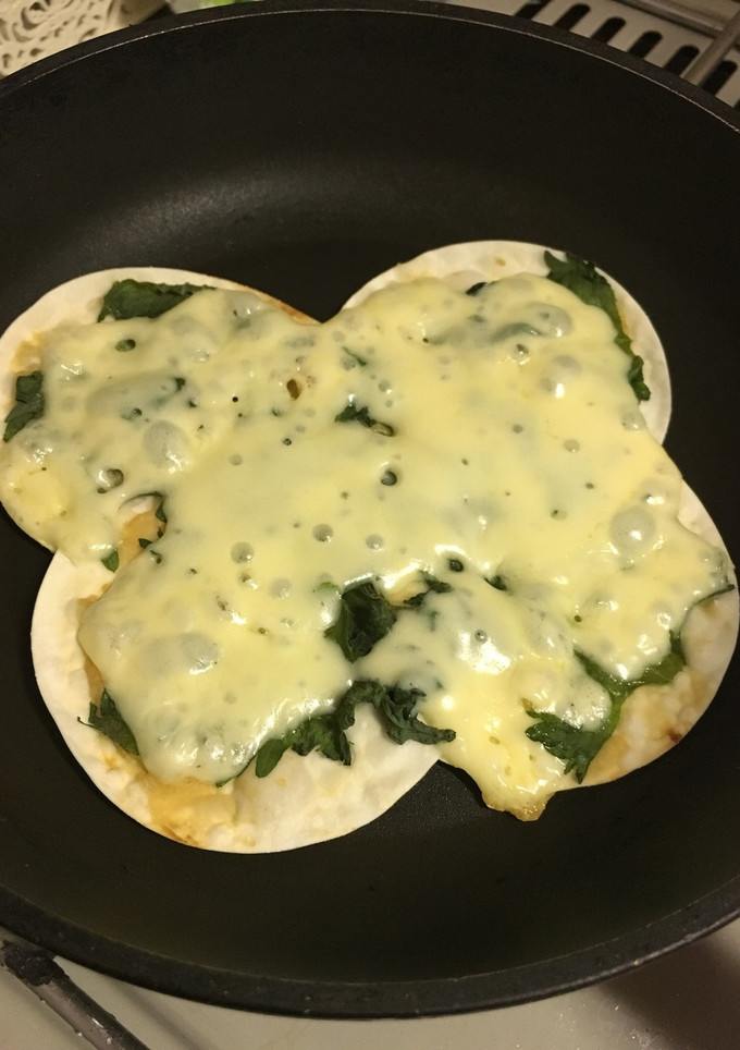 餃子の皮で作るシソと味噌の和風ピザ-レシピのメイン写真