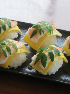 海老と薄焼き卵と木の芽の手毬寿司-レシピのメイン写真