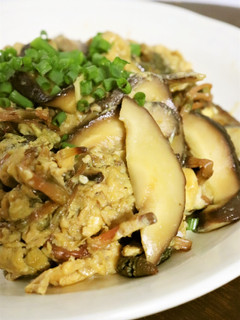 春の訪れ♪土筆と生椎茸の卵とじ~丼にも~-レシピのメイン写真