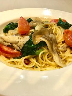 舞茸と蓮草のペペロンチーノ トマト添え-レシピのメイン写真